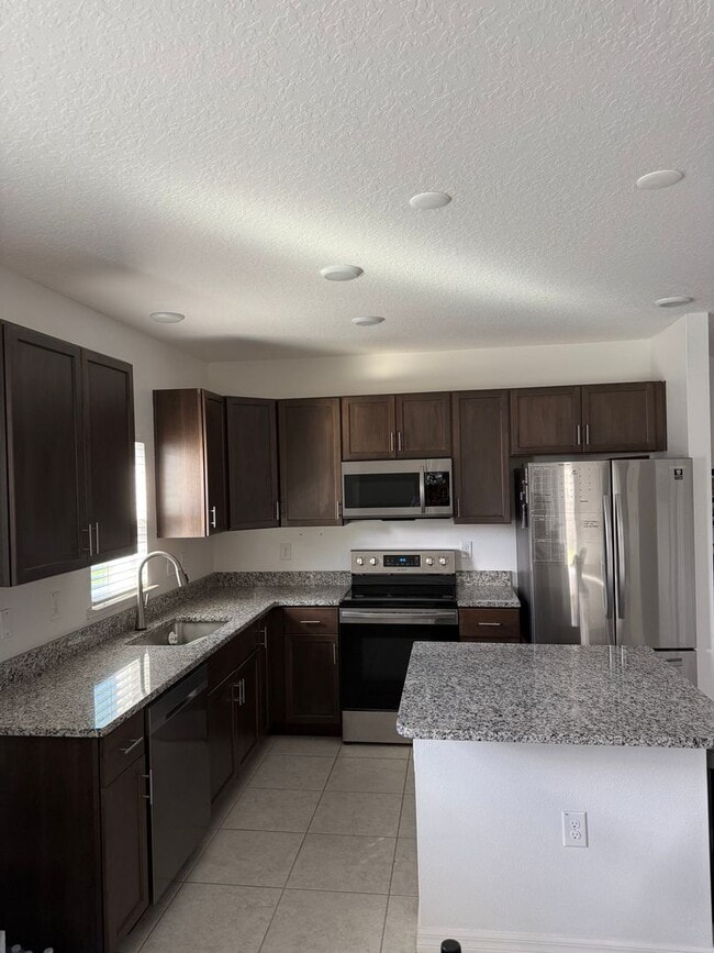 Building Photo - Beautiful 3 Bedroom, 2 Bath Home