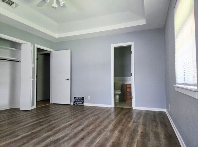 Building Photo - 3/2/2 in Quiet Sherman Neighborhood Near F...