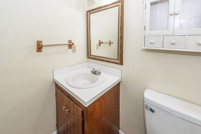 Building Photo - 2 Bedroom, 1.5 Bathroom Townhome - Summerville