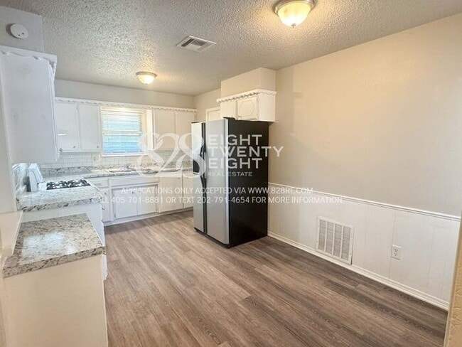 Building Photo - NICE 3 BED/1.5 BATH ON QUIET CUL-DE-SAC IN...