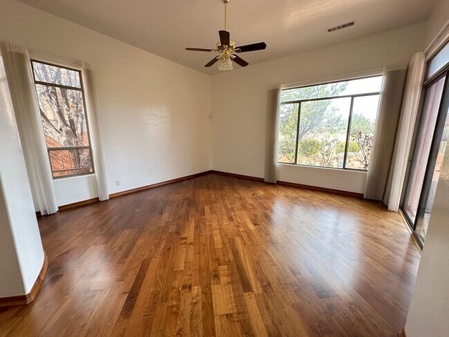Building Photo - 853 Crown Ridge Rd