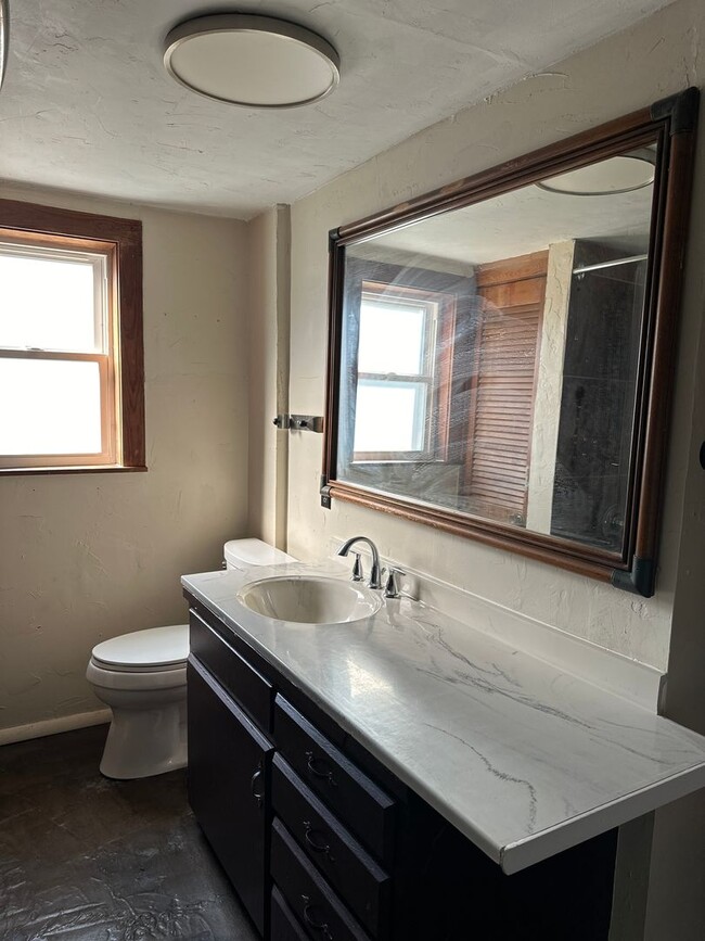 Building Photo - $1,355.00 Move-in-special