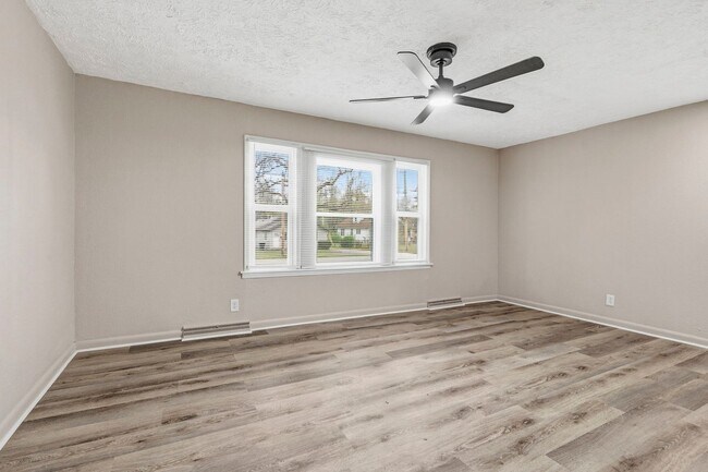 Building Photo - Move-In Ready 3 Bed with Modern Updates & Detached Garage