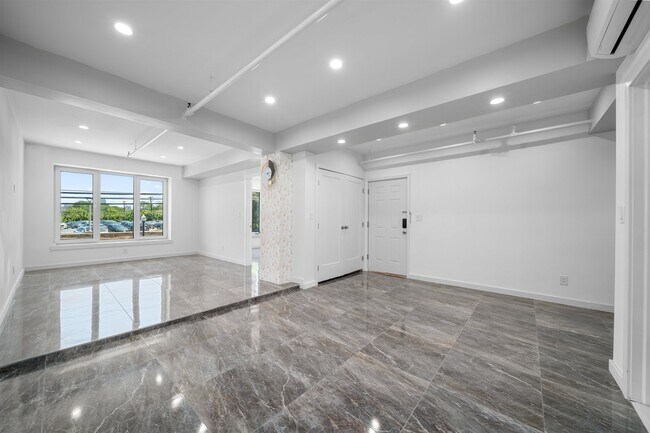 Building Photo - 256 Old River Rd
