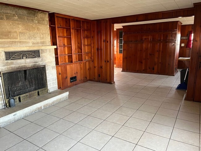 Building Photo - Pet Friendly House in Dow IL on 1 Acre