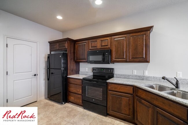 Building Photo - 3 Bedroom Townhome in Buena Vista Community