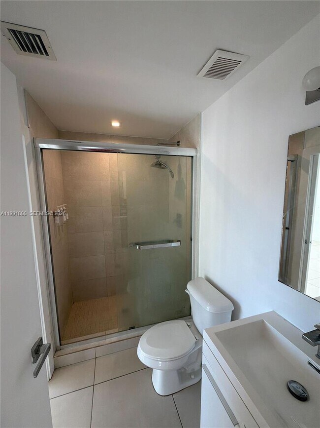 Building Photo - 829 SW 18th Ave