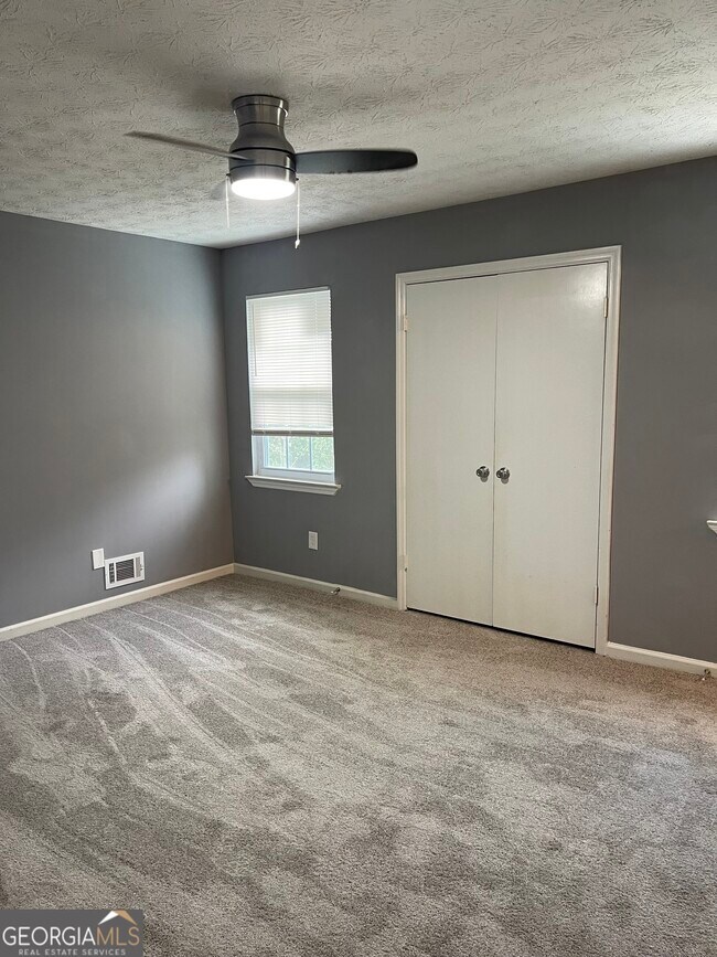 Building Photo - 235 Deerfield Dr