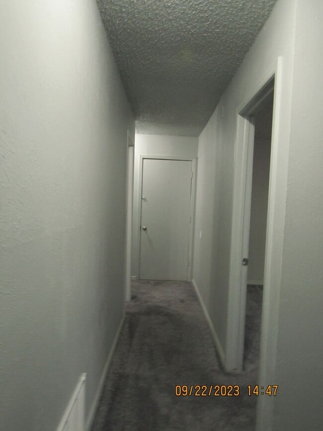 Building Photo - Very nice spacious home located in the Eis...
