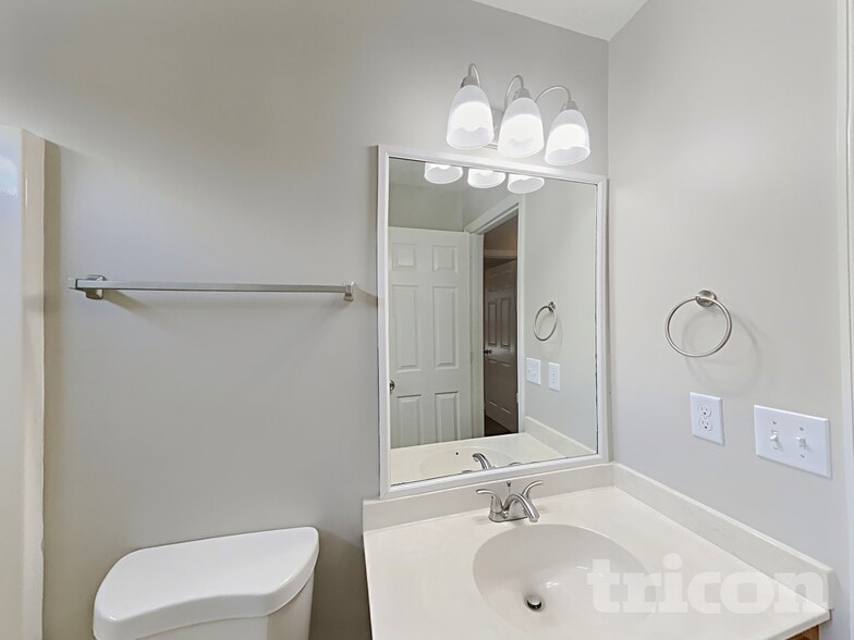 Building Photo - 901 Highland Dr