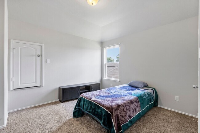 Building Photo - 12002 Rockridge Falls Dr