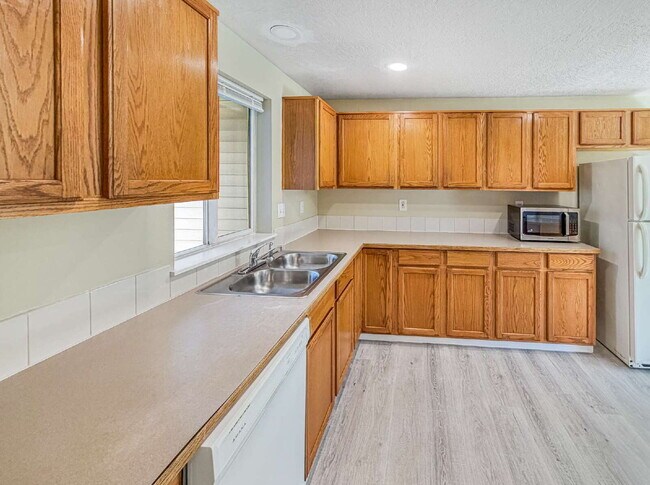 Building Photo - Spacious 3-bedroom Duplex in Wilkes Neighborhood