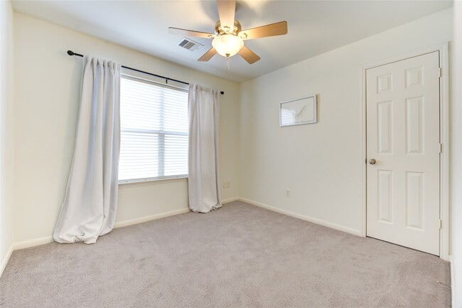 Building Photo - 2206 Naomi St