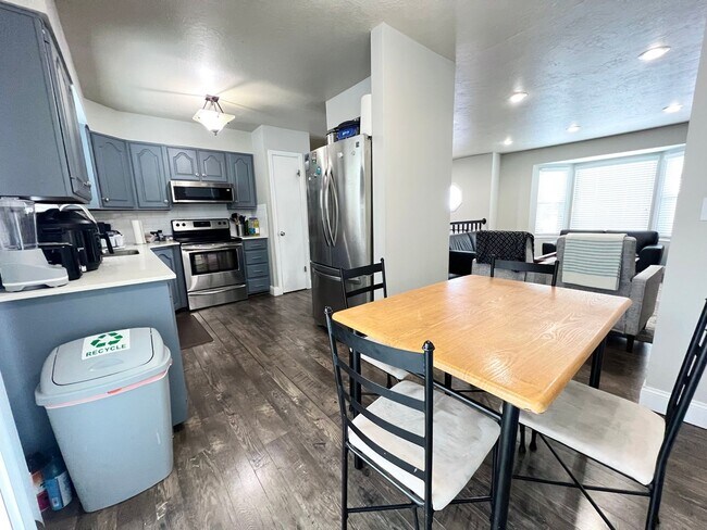 Building Photo - 5658 S Vlg Cir