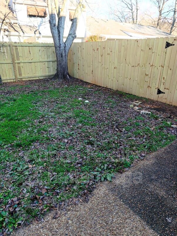 Building Photo - 1317 Village Green Dr