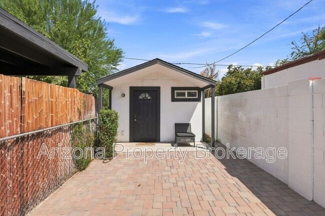 Building Photo - 1128 E Almeria Rd