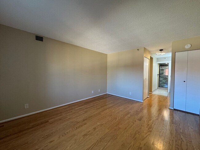 Building Photo - Luxurious Double Suite Condo With 2 Full Baths and Sunroom In Desired Belvedere Condominiums