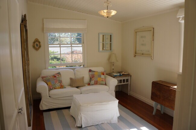 Building Photo - 919 RIVAS CANYON Rd