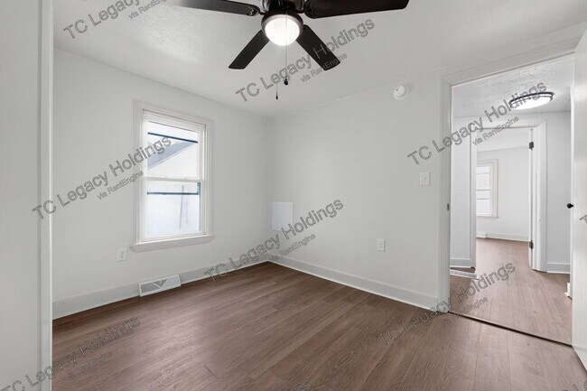 Building Photo - 649 Maple St