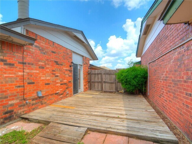 Building Photo - Charming 2 bed/2 bath home for rent near S Penn between 104th and 89th.  Moore Schools!