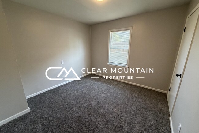 Building Photo - Renovated 2-Bedroom Apartment Just 1 Mile from Downtown Greer!