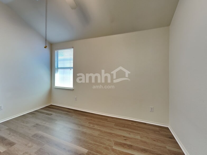 Building Photo - 10624 Cochron Dr