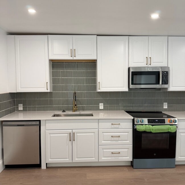 Building Photo - 7499 Pinehill Rd