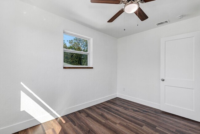 Building Photo - Bright & Updated 2BR Top Unit Duplex | White Kitchen & Stainless Appliances in Saint Petersburg