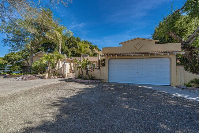 Building Photo - 4 Bedroom Pool Home for Rent in Secluded S...