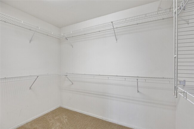 Building Photo - 15575 Clover Ridge Dr