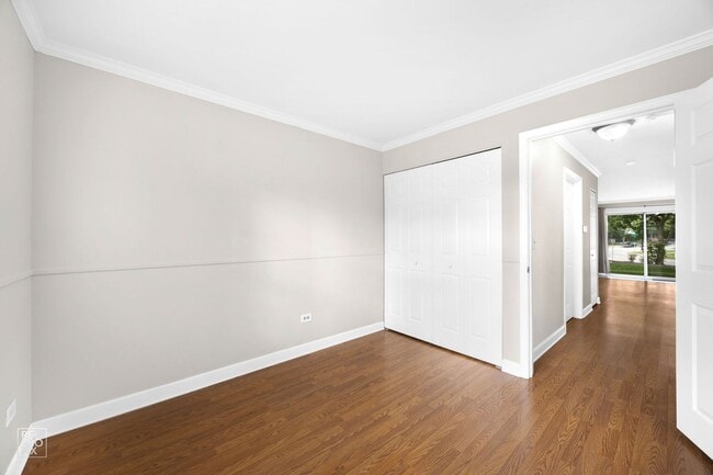 Building Photo - Schaumburg Two Bedroom  First Floor Condo ...