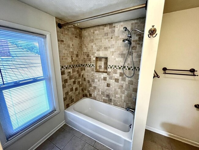 Building Photo - 604 N Park St