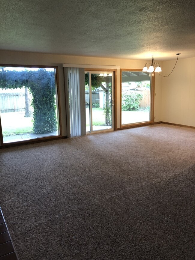 Building Photo - 800 NE 15th St