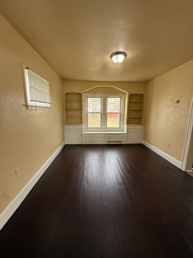 Building Photo - 4bd Single Collinwood Water/Sewer Included Section 8