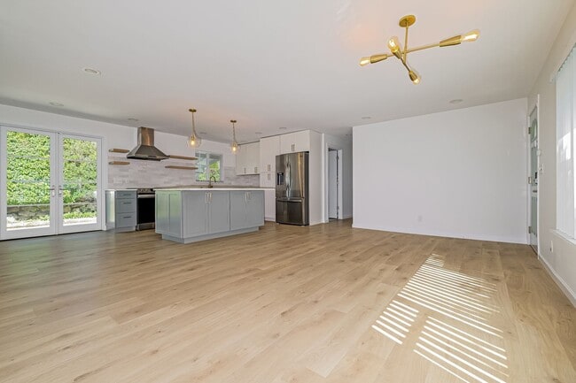 Building Photo - Warm and Welcoming 3 Bedroom in Prime Seattle Location