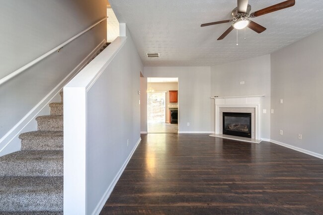 Building Photo - 4 Bedroom/2.5 Bath Townhouse!