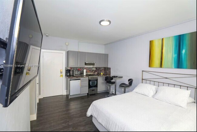 Primary Photo - 3710 Collins Ave
