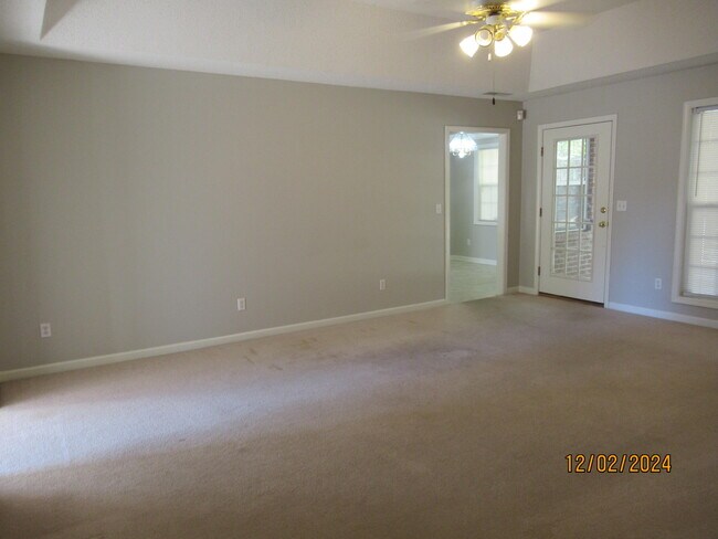 Building Photo - 3840 Oleander Dr