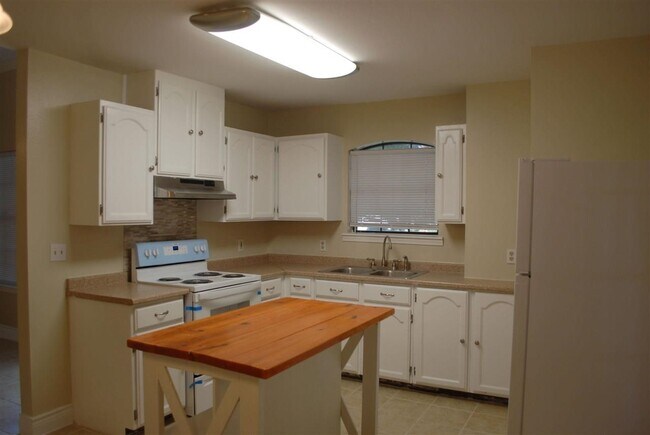 Building Photo - 10204 Comet Dr