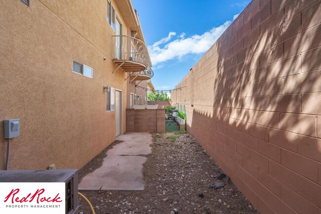 Building Photo - Lovely 2 Bedroom Condo. Pet Friendly!