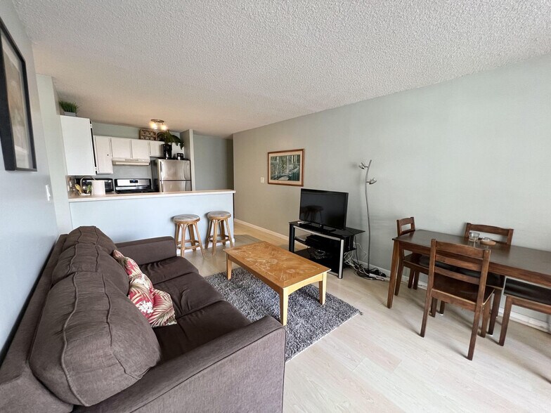 Building Photo - 2452 Tusitala St