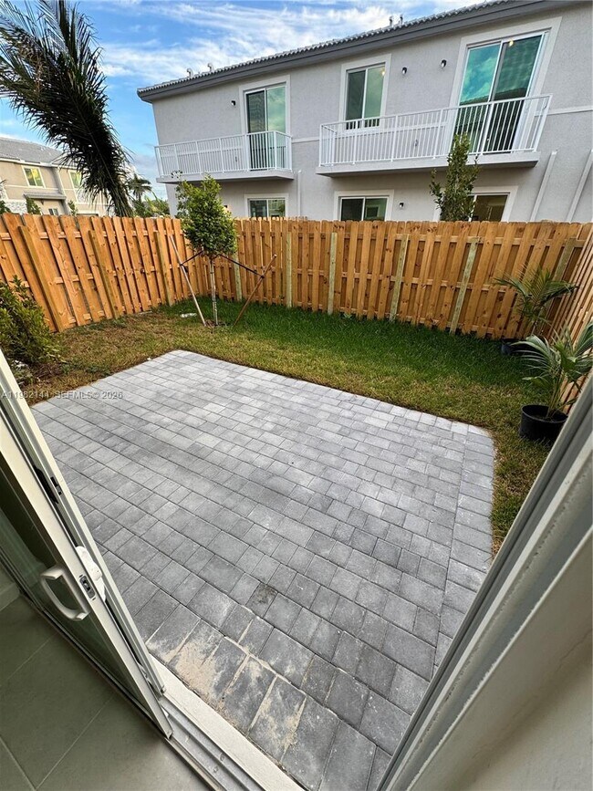 Building Photo - 656 SE 14th Ct