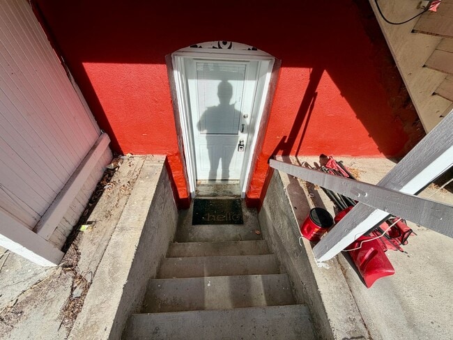 Building Photo - 200 Chaucer/587 Highland