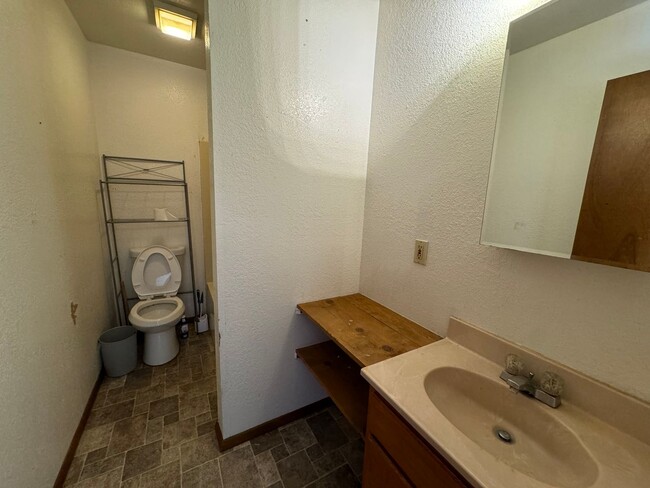 Building Photo - 2 Bed/1 Bath Apartment in Melbourne