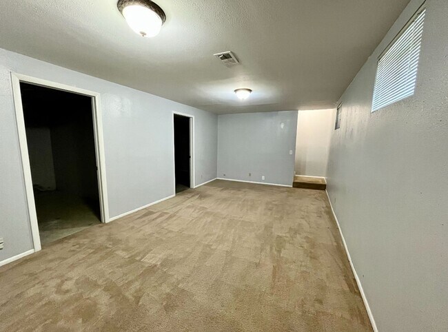 Building Photo - Spacious 5-Bedroom Home in Desirable Cente...