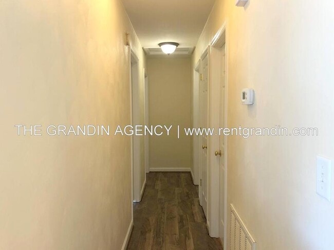 Building Photo - 1811 Meadows Ct