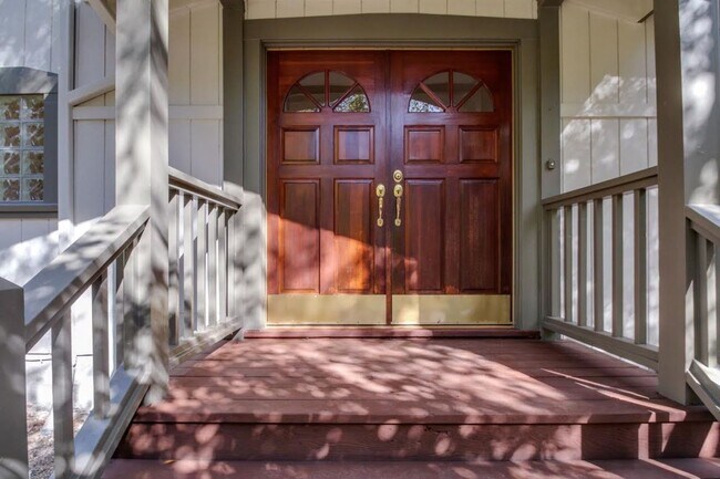 Building Photo - Mountain Living / Easy Commute Location