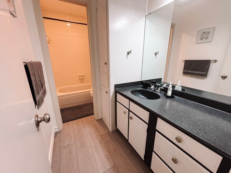 Building Photo - 8702 Village Dr