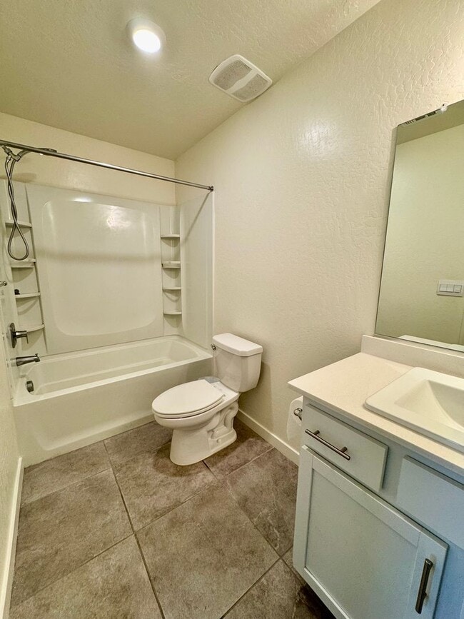Building Photo - Huge 5 Bedroom + Den, 3 Bath Home Close to...