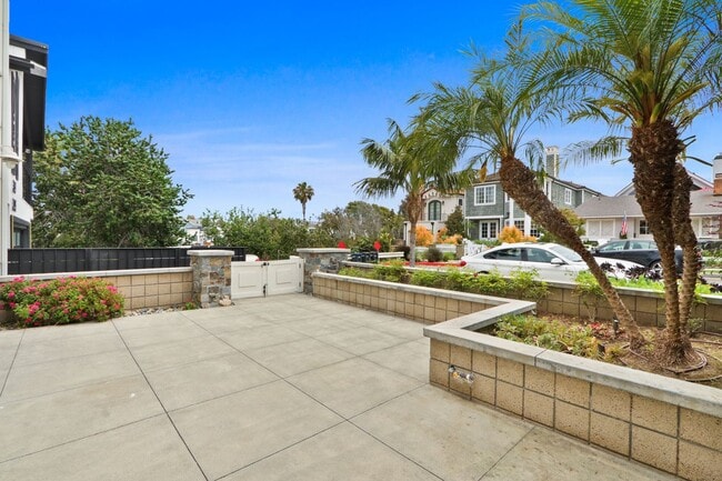 Building Photo - Coastal Living in the Heart of Corona del Mar